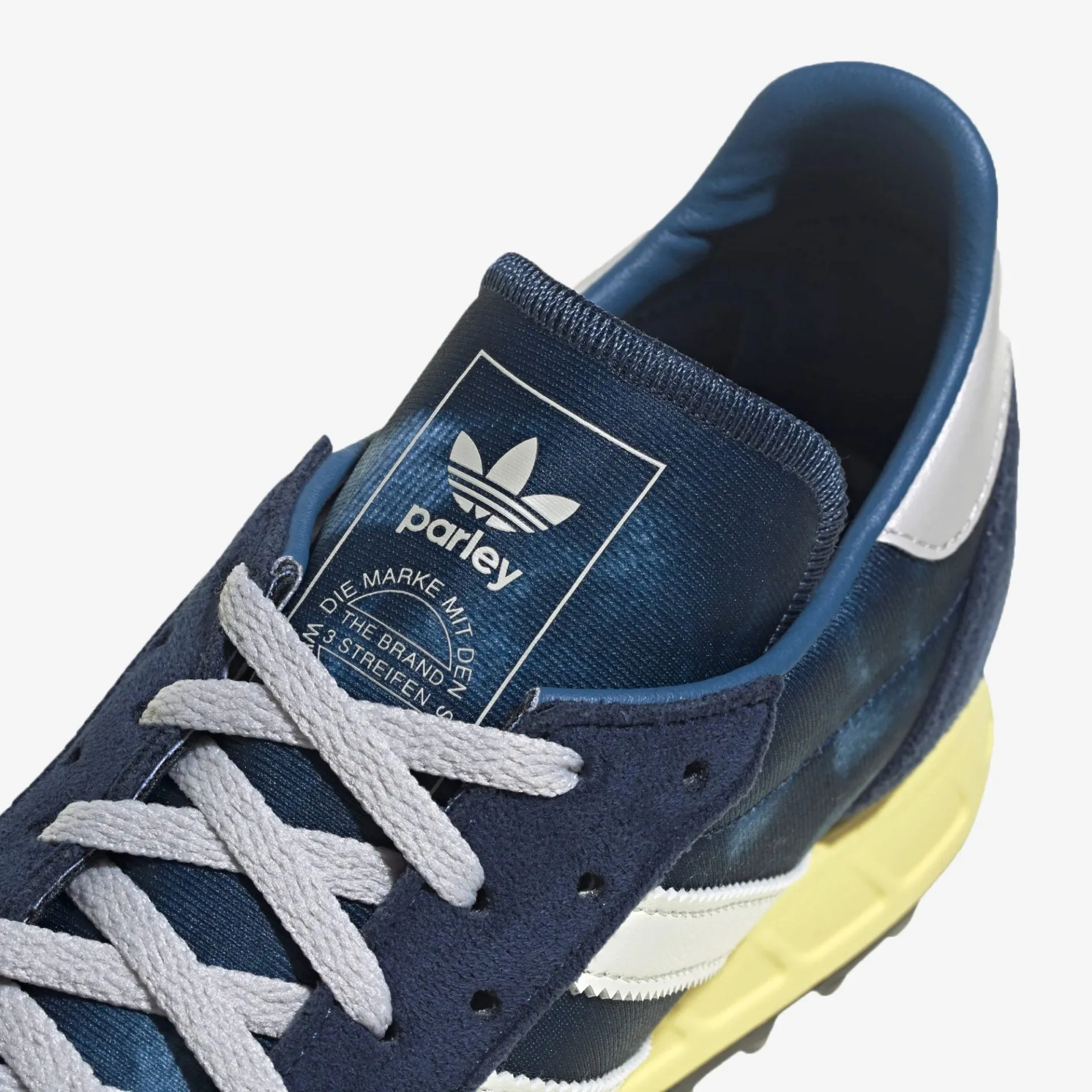 Adidas Originals | TRX VINTAGE  { OFF WHITE / ALTERED BLUE