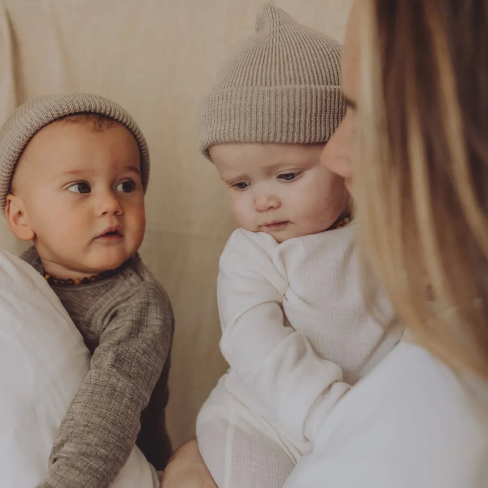 Hvid x Zoen voor Gust - Newborn beanie - 100% Merino wool - Sesame