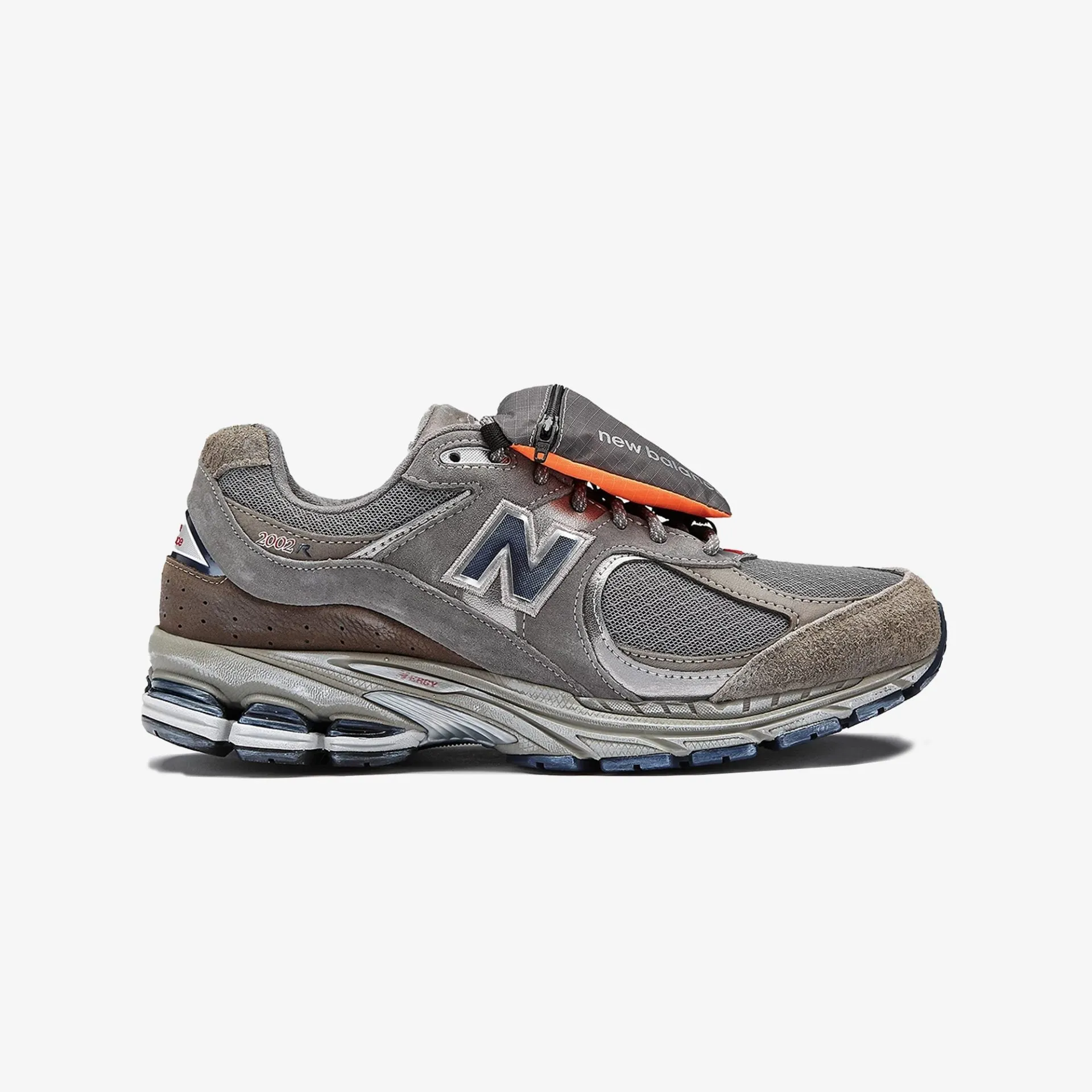 New Balance | 2002R  { GREY